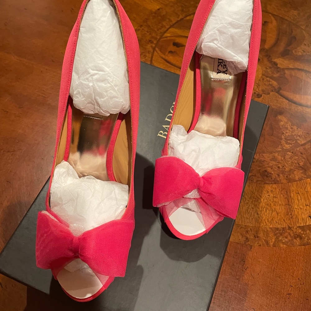 New Badgley Mischka Honeysuckle Satin Peep Toe Bow Platform Heels Size 9